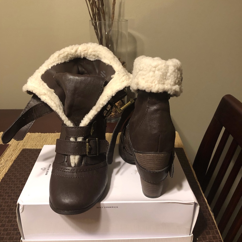 GUESS WOMEN'S FLECE ANKLE BOOTIES - Picture 2 of 6